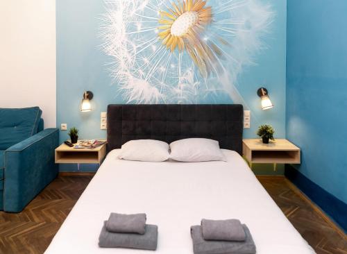 ein Schlafzimmer mit einem Bett mit einer Blume an der Wand in der Unterkunft Main square apartment good Stay in the city center in Lwiw