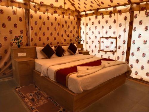 a bedroom with a bed in a room at Aroma Desert Safari Camp in Sām