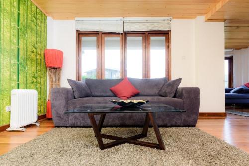 Ruang duduk di HummingBird Hill Cottage