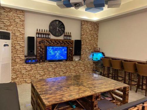 a room with a table and a clock on a wall at 舞艾湖民宿 in Hsing-wen