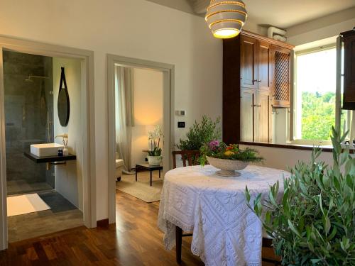 Una habitación con una mesa con un jarrón encima. en Villa Caprera, en Siena