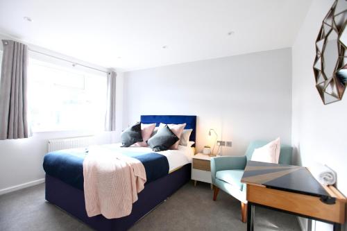 a bedroom with a bed and a desk and a chair at Stylish Cambridge City Pad in Chesterton