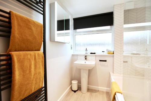 a bathroom with a sink and a window at Stylish Cambridge City Pad in Chesterton