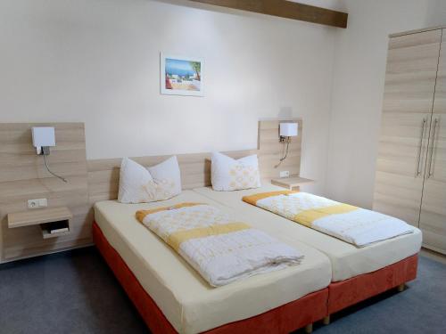 Postel nebo postele na pokoji v ubytování Hotel Fortuna