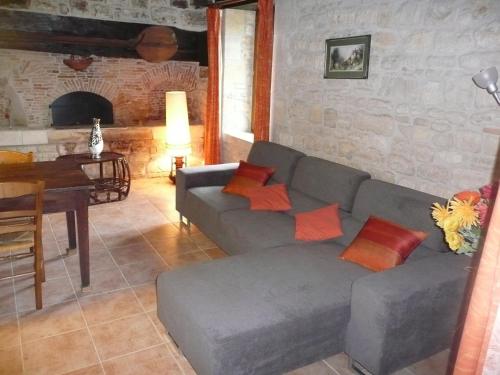 un salon avec un canapé et une table dans l'établissement gite la chapelle, à Nailhac