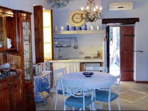 Dapur atau dapur kecil di Una Terrazza nel Centro Storico