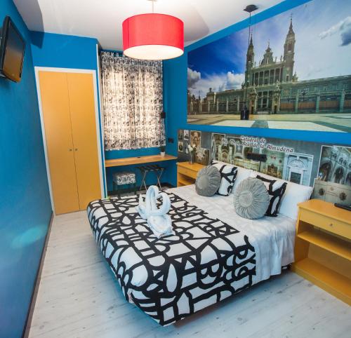 1 dormitorio con 1 cama y una pintura de un edificio en Hostal Jo Inn Madrid, en Madrid