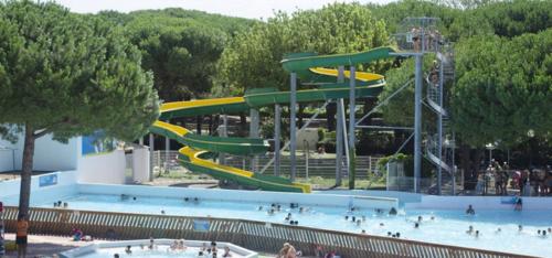 - un parc aquatique avec toboggan dans la piscine dans l'établissement Le studio mer dune et farniente, à La Grande Motte