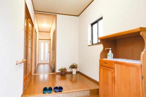een kamer met schoenen op de vloer in een huis bij HAT Koizumi, near from JR Koizumi station 大和小泉駅徒歩2分の貸切一軒家 in Koizumi
