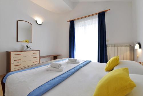 A bed or beds in a room at Apartments Divna