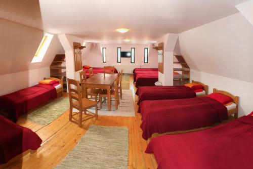 Un pat sau paturi într-o cameră la Súgó Panzió Madarasi Hargita