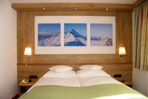 ein Schlafzimmer mit einem Bett mit einem Bild eines Berges in der Unterkunft Garbershof in Sölden