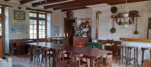 En restaurant eller et andet spisested på Le Clos de la Garenne Maison d'hôtes