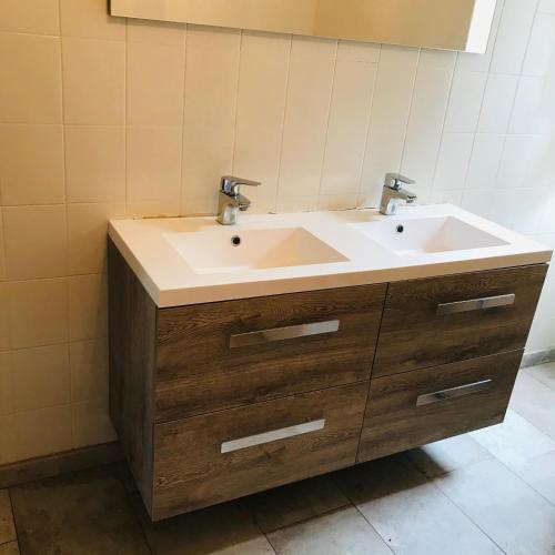 une salle de bain avec deux lavabos et un miroir dans l'établissement gite Le Verdier, à Nailhac