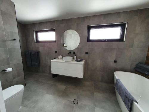 Ένα μπάνιο στο Old Bull Creek Luxury Retreat