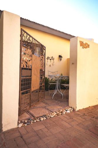 Un patio o zona al aire libre en Be My Guest