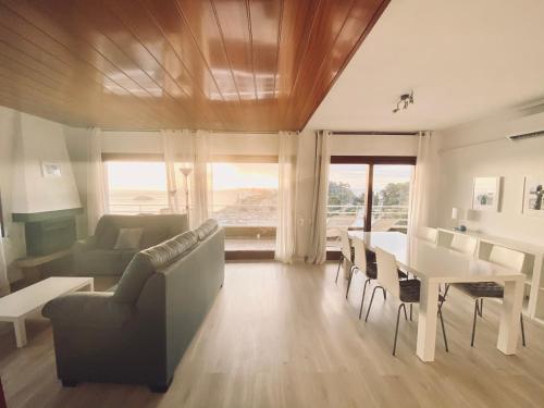 - un salon avec un canapé et une table dans l'établissement Apartamento Tossa de Mar, à Tossa de Mar