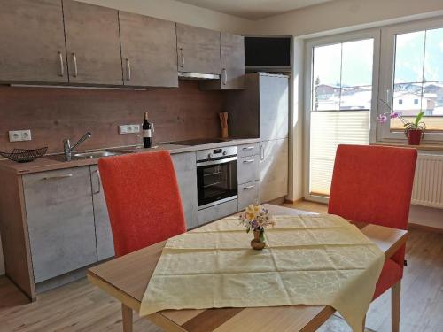 Una cocina o cocineta en Pension Tannheim