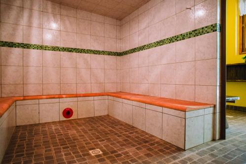 Ett badrum på Hotel Che Roga