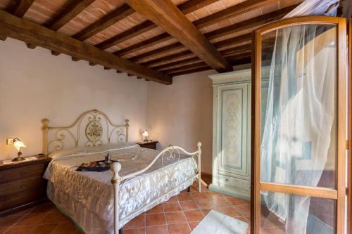 a bedroom with a bed and a wooden ceiling at Agriturismo La Fragola in Cignano