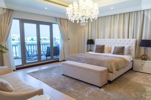 Säng eller sängar i ett rum på Nasma Luxury Stays - Frond L, Palm Jumeirah