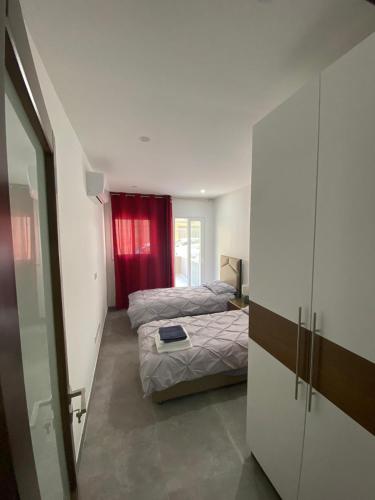 een kleine kamer met een bed en een kast bij Gzira two-bedroom Apartment in Il-Gżira