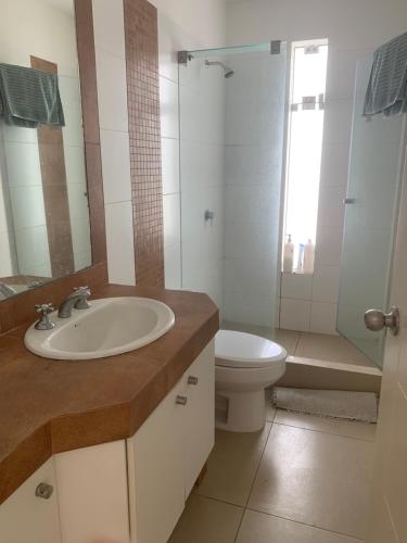 Ένα μπάνιο στο Condominios Nauticos Nuevo Paracas