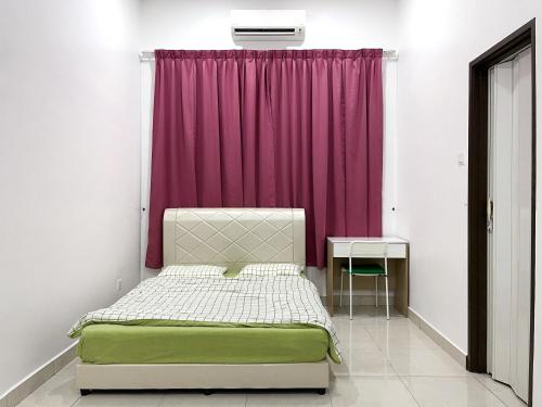 Batu Pahat Leisure Stay tesisinde bir odada yatak veya yataklar