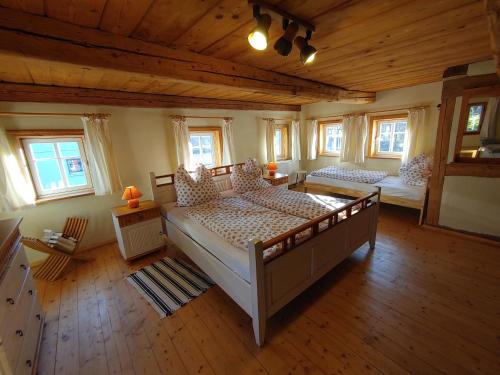 A bed or beds in a room at Oberlausitzer Ferienhaus Gebirgshäusl Jonsdorf