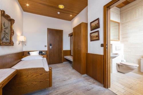 1 dormitorio con cama, aseo y lavamanos en AAAA Hotelwelt KÜBLER, en Karlsruhe