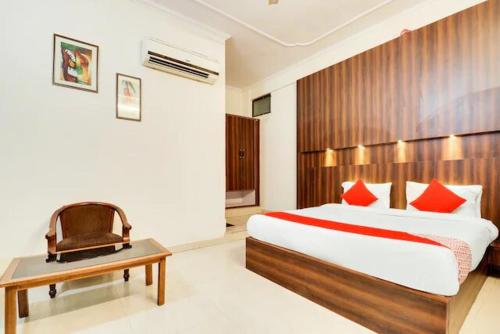 Giường trong phòng chung tại Hotel Pacific Inn