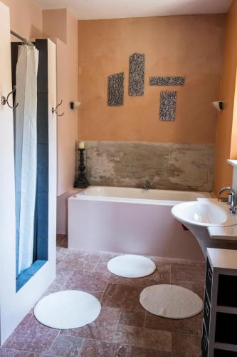 une salle de bain avec une baignoire et un lavabo dans l'établissement La chapelle de Melin, à Meursault
