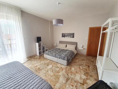 a bedroom with a bed and a bed sqor at Affittacamere Zona Caserma-Stazione in Foligno