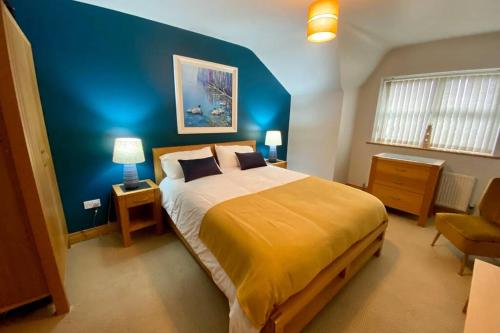 מיטה או מיטות בחדר ב-3 Bedroom House located in Centre of Carndonagh