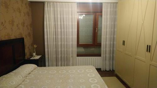 - une chambre avec un lit et une fenêtre dans l'établissement Katorse, à Bermeo