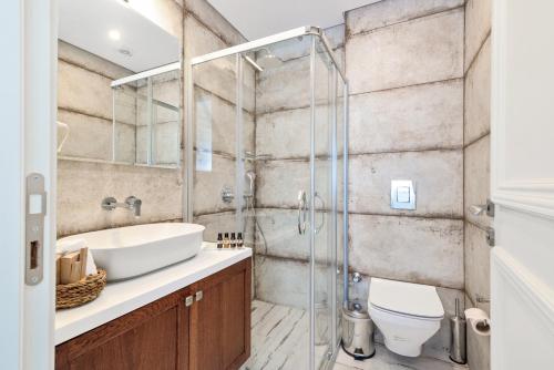 La salle de bains est pourvue d'un lavabo, de toilettes et d'une douche. dans l'établissement Rhodium Hotel Alaçatı, à Alaçatı