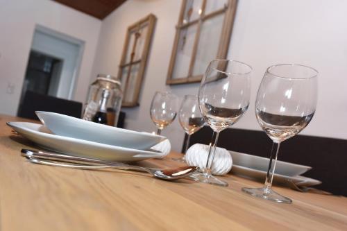 een tafel met drie wijnglazen en borden erop bij Landhaus Torghele in Schruns