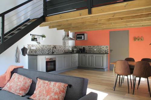 - une cuisine ouverte et une salle à manger avec un canapé et une table dans l'établissement Ti Mein Glas, maison proche de Quimper, à Landudal