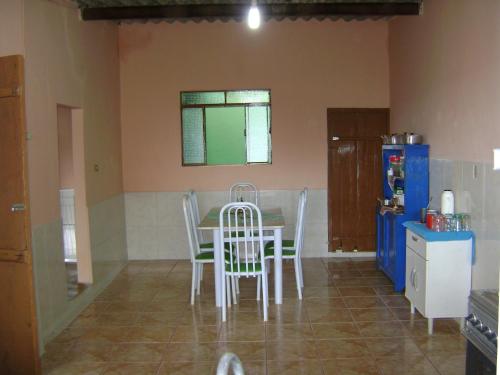 a kitchen with a table and chairs in a room at CASA NA SERRA in São Roque de Minas