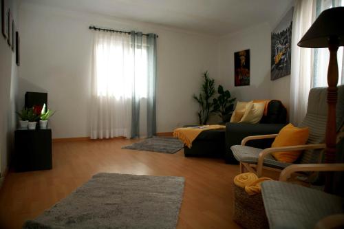 un soggiorno con un divano e una finestra di Casa Ana a Nazaré