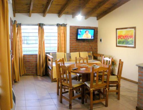 a kitchen and dining room with a table and chairs at Complejo Sol in Villa Carlos Paz