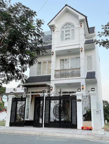 a white house with a black gate at The View Hotel in Cam Lâm