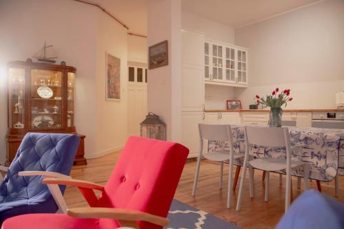 a living room with a table and chairs at Apartament Winieckiego in Sopot