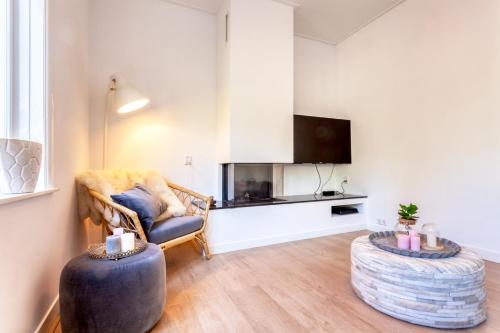 ザントフォールトにあるCasa Vos Family Homeのリビングルーム(椅子、テレビ付)