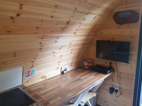 En tv och/eller ett underhållningssystem på Strathyre Camping Pods