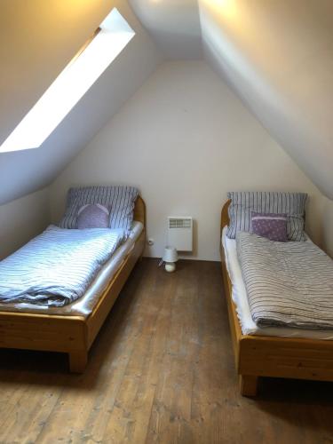 Postel nebo postele na pokoji v ubytování Roubenka Volský Důl