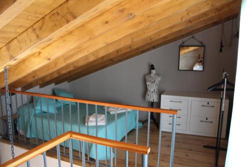 una camera con letto a castello e soffitto in legno di Trendy House a Lagos