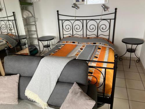 een slaapkamer met een bed met een metalen frame bij Casa Petra 1 1/2 Zi, Orgnana 83 in Magadino