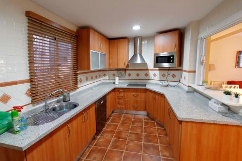 Kuhinja ili čajna kuhinja u objektu At the center & very close to the Paseo beach, with double garage, renovated and fully equipped apartment