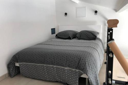 une chambre avec un lit dans une pièce blanche dans l'établissement Lou paradiú du verdon, à Allemagne-en-Provence